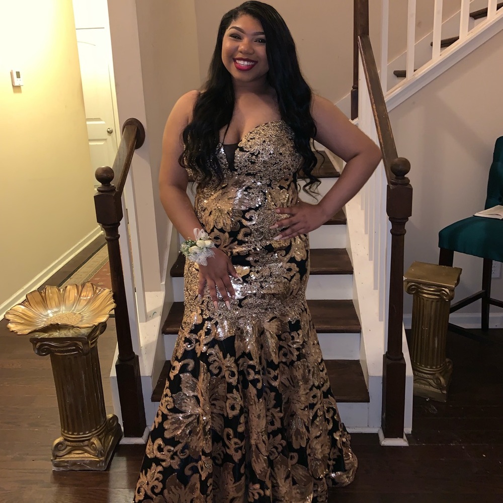 Elegant strapless or strapped gown w/ mermaid fit